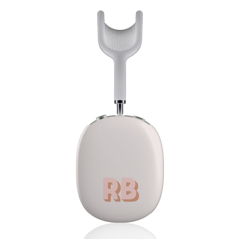 Może przedstawiać: Białe bezprzewodowe słuchawki z jasnor&oacute;żowym logo z napisem "RB" na boku.