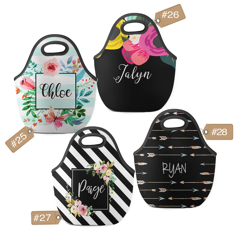 Puede incluir: Cuatro bolsas de almuerzo personalizadas con diferentes dise&ntilde;os. Una bolsa tiene un dise&ntilde;o floral con el nombre "Chloe". Otra es negra con el nombre "Jalyn" y detalles florales. Una tercera bolsa tiene rayas blancas y negras con el nombre "Paige". La &uacute;ltima bolsa es negra con flechas y el nombre "Ryan".