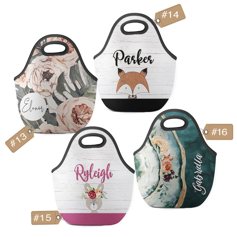 Puede incluir: Cuatro bolsas de almuerzo personalizadas con ribetes y asas negras. Los dise&ntilde;os incluyen estampados florales, un zorro con el nombre "Parker", un conejito con el nombre "Ryleigh" y un dise&ntilde;o floral abstracto con el nombre "Gabriella".