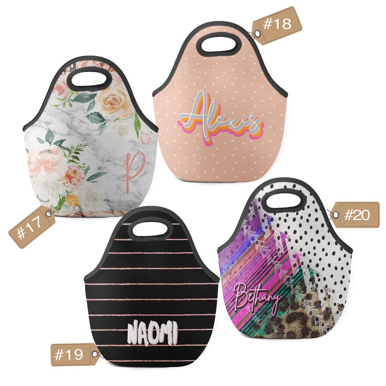 Puede incluir: Cinco bolsas de almuerzo de neopreno con asas y ribetes negros. Los dise&ntilde;os incluyen estampados florales, de m&aacute;rmol, lunares, rayas y leopardo. Los nombres "Alexis", "Naomi" y "Bethany" aparecen en algunas bolsas. Cada bolsa tiene una etiqueta con un n&uacute;mero.