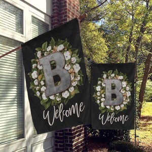 Bandera de jardín personalizada, bandera de casa de jardín personalizada, bandera de monograma, bandera de jardín de granja, inicial de metal falso, algodón, corona de magnolia, madera