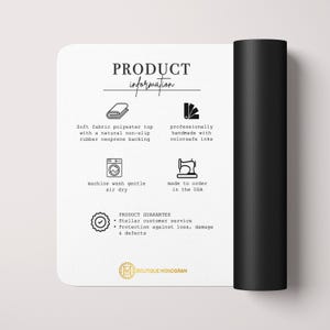 K&ouml;nnte beinhalten: Eine wei&szlig;e Produktinformationskarte mit schwarzem Text und Symbolen. Die Karte beschreibt ein Oberteil aus weichem Polyesterstoff mit einer nat&uuml;rlichen, rutschfesten R&uuml;ckenverkleidung aus Neopren-Gummi. Es ist professionell handgefertigt mit farbsicheren Tinten, maschinenwaschbar und auf Bestellung in den USA hergestellt. Die Karte enth&auml;lt auch eine Produktgarantie mit hervorragendem Kundenservice und Schutz vor Verlust, Besch&auml;digung und M&auml;ngeln. Die Karte tr&auml;gt den Text "PRODUCT information" und "BOUTIQUE MONOGRAM" am unteren Rand.