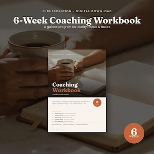 Könnte beinhalten: Ein digitales 6-Wochen-Coaching-Arbeitsbuch mit cremefarbenem Einband und dem Titel in weißem und orangefarbenem Text. Das Dokument beschreibt ein strukturiertes Programm für Klarheit, Fokus und Gewohnheiten, einschließlich Abschnitten für wöchentliche Reflexion, geführte Übungen, Gewohnheitsverfolgung, Fortschrittsüberprüfung und einen Plan für nächste Schritte.