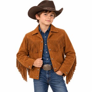 Op de afbeelding: Een bruin suède jasje met lange franjes over de borst en langs de mouwen, gecombineerd met een donkerbruine cowboyhoed, een blauw overhemd met knopen en een blauwe spijkerbroek met een grote metalen riemgesp in de taille.