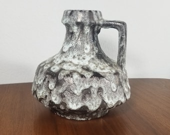 Może przedstawiać: Brązowy i biały ceramiczny wazon z fakturowaną glazurą i uchwytem. Wazon ma zaokrąglone ciało i szeroki otwór.