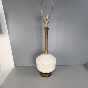 Mid Century Asian Motif Table Lamp image 1