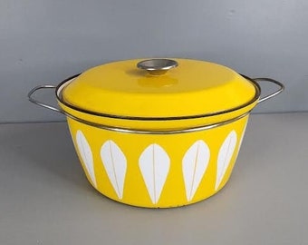 Catherineholm Yellow and White Lotus Dutch Oven