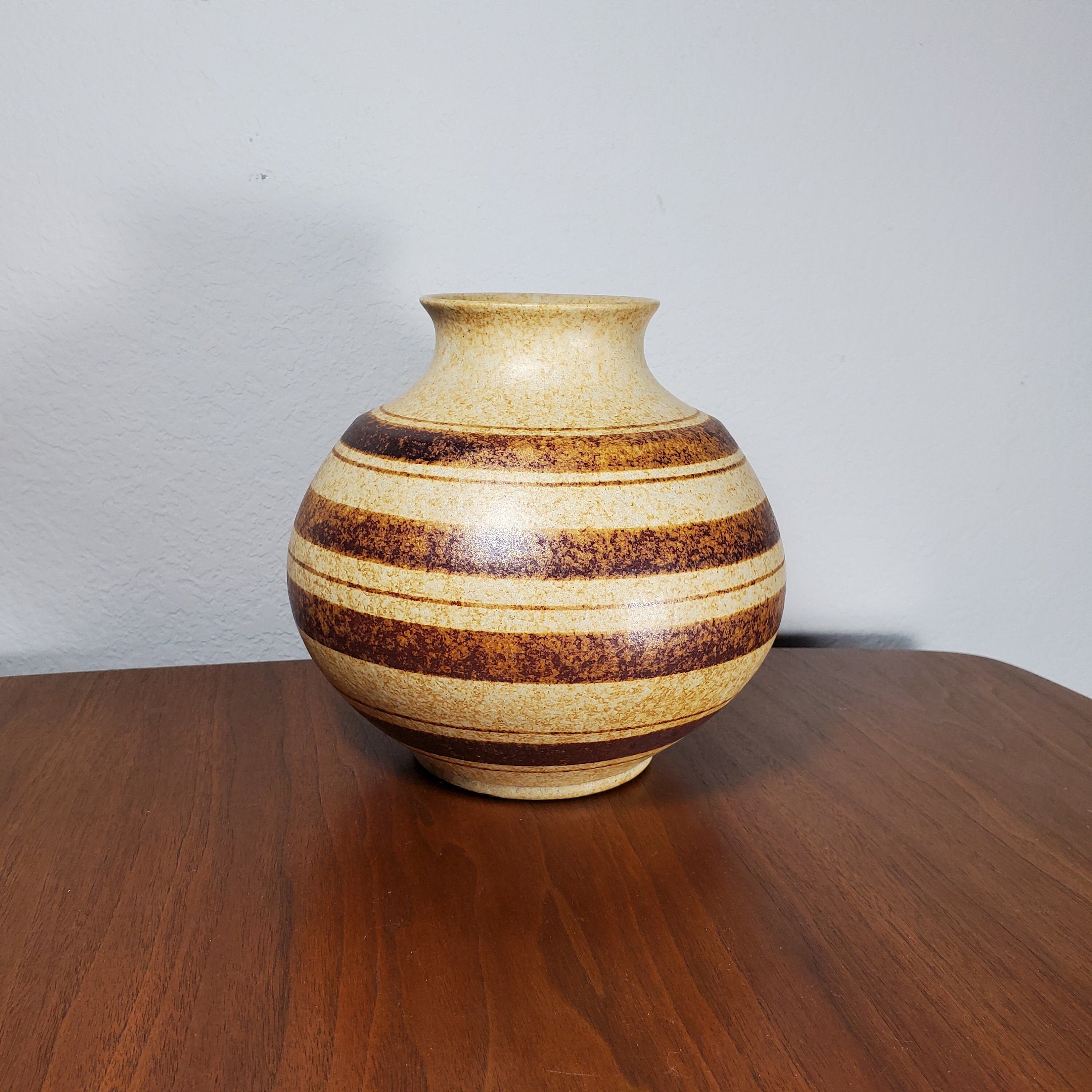海外アンティーク❗】白地に彩色 手付ピッチャー&黒陶に彩色フラワーベース 2点 Large Pottery Craft USA Vase - Etsy