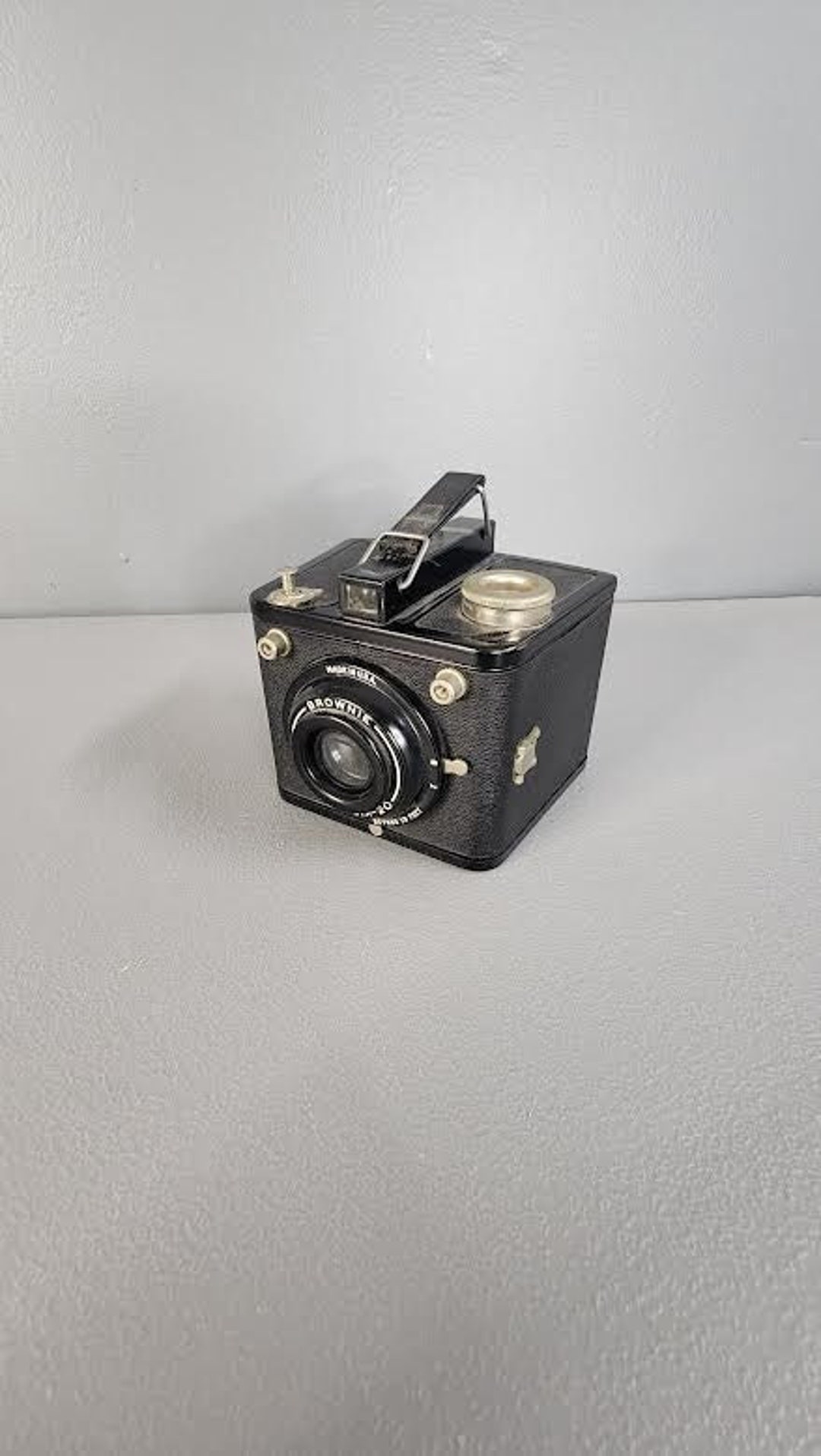Appareil photo vintage Kodak Six-20 Brownie Box (vers 1939) avec étui