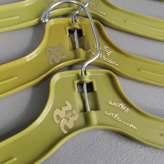 Set of 6 Vintage Avocado Green Plastic Wally Williams Clothes Hangers 