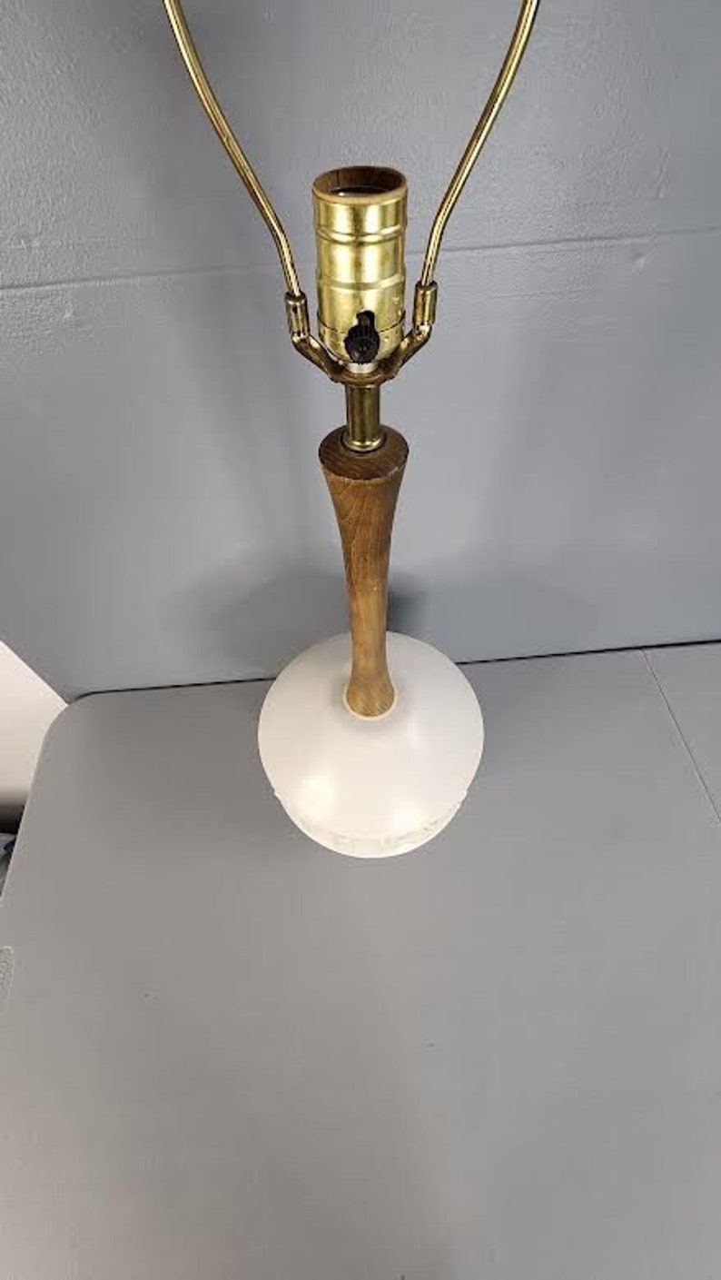 Mid Century Asian Motif Table Lamp image 3