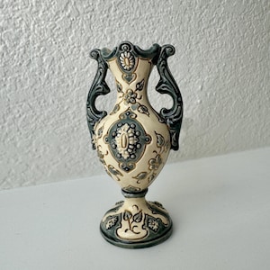 Antik miniatyr majolika amforavas - Art Nouveau urna med dubbelt handtag - Handmålad lergods, modell 375, signerad