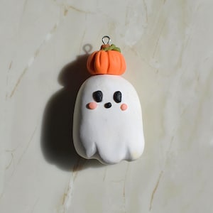 Portachiavi Zucca e Fantasma, accessorio autunnale fatto a mano in argilla polimerica per borse, ciondolo a forma di fantasma per borse, regalo per la stagione spettrale, ciondolo per cestino di Halloween