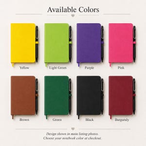 Peut inclure: Huit carnets rectangulaires avec passants pour stylo assortis et stylos noirs, pr&eacute;sent&eacute;s en jaune, vert clair, violet, rose, marron, vert, noir et bordeaux. Le texte indique Available Colors et Design shown in main listing photos.