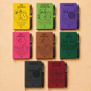 Peut inclure: Huit carnets rectangulaires de diff&eacute;rentes couleurs, chacun pr&eacute;sentant une illustration animali&egrave;re unique, un titre descriptif et la d&eacute;finition d'un concept li&eacute; au TDAH. Chaque carnet est accompagn&eacute; d'un stylo noir fix&eacute; par un &eacute;lastique.