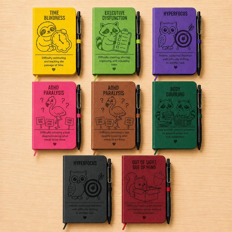 Peut inclure: Huit carnets rectangulaires de diff&eacute;rentes couleurs, chacun pr&eacute;sentant une illustration animali&egrave;re unique, un titre descriptif et la d&eacute;finition d'un concept li&eacute; au TDAH. Chaque carnet est accompagn&eacute; d'un stylo noir fix&eacute; par un &eacute;lastique.