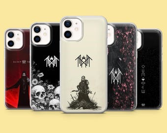 Puede incluir: Cinco fundas transparentes para teléfono con diseños gráficos distintos. Los motivos incluyen una figura en luz roja, calaveras con flores, un personaje central con una espada, follaje oscuro con hojas rosas y símbolos geométricos blancos.