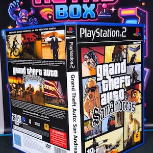 Op de afbeelding: Een PlayStation 2 videogamehoesje voor Grand Theft Auto San Andreas. De voorkant toont een collage van personages en scènes uit het spel met de titel. De achterkant bevat screenshots, beschrijvende tekst en een 18+ beoordelingspictogram.