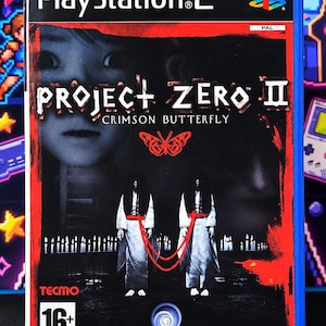 Op de afbeelding: Een PlayStation 2 gamehoes voor Project Zero II Crimson Butterfly. De cover toont twee figuren in witte gewaden verbonden door een rood touw, een rood vlindericoon en een 16+ leeftijdsclassificatie. De titeltekst is wit op zwart.