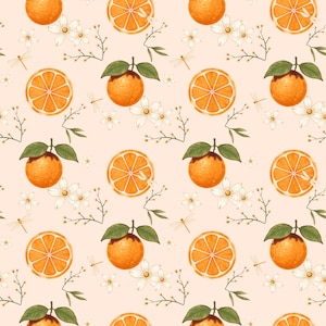 Può includere: Un motivo ripetitivo su sfondo color pesca chiaro con arance intere con foglie verdi, fette d'arancia, fiori di agrumi bianchi con steli sottili e piccole libellule chiare sparse in tutto il design.