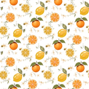 Può includere: Un motivo ripetitivo su sfondo bianco con limoni gialli con foglie verdi, fette d'arancia, piccoli fiori bianchi, minuscole api in volo e delicate libellule. Il design presenta un tema botanico con agrumi.