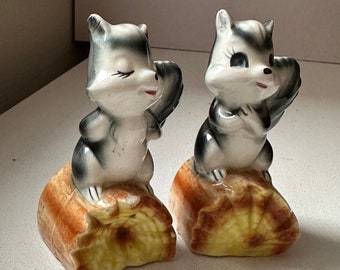 Salt and Pepper Skunk Giftcraft Made in Japan Adorable Kissing Skunks On Logs Black and White Brown Logs Blue Eyes Red Lips Kissing Cousins