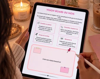 Peut inclure: Une tablette numérique affichant un modèle de Vision Board du Mois avec des sections pour clarifier sa vision, visualiser, passer à l'action et ressentir. L'écran présente des bordures roses, des icônes et du texte, avec un espace vide.