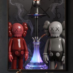 Peut inclure: Une impression d'art mural encadrée représentant un narguilé central avec une base bleue lumineuse, flanqué d'une figurine rouge brillante et d'une figurine grise brillante, toutes deux avec des yeux en forme de X. Le fond présente un motif répété.