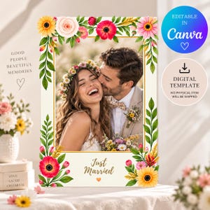 Op de afbeelding: Een rechthoekige fotolijstsjabloon met een bloemenrand van roze, rode, gele en witte bloemen en groene bladeren. De lijst bevat de tekst Just Married en een centrale foto van een koppel, samen met bijkomende tekstelementen.