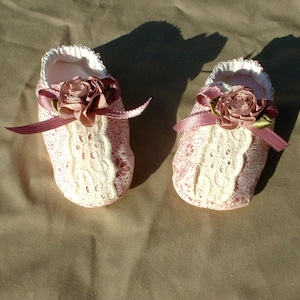 Charmante babyslofjes, pasgeboren babycadeau, handgemaakt cadeau, babymeisjesslofjes, roze slofjes, kanten slofjes, lintlaarsjes, babyshowercadeau