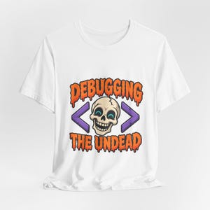 アンデッドのデバッグTシャツ｜スカル、コードブラケット、ハロウィンテックTシャツ