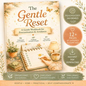 Peut inclure: Un cahier d'exercices intitulé The Gentle Reset: A Gentle Workbook for Procrastination & Avoidance. La couverture montre une main écrivant dans un carnet à spirales, une plante, une lampe et une tasse. Texte : Psychology Informed, 12+ Pages, Instant PDF Download.