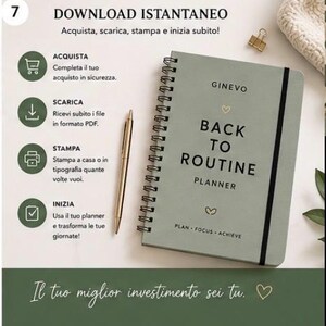 Può includere: Un'agenda a spirale color verde salvia con il testo BACK TO ROUTINE PLANNER e PLAN FOCUS ACHIEVE stampato sulla copertina. Una penna dorata è posizionata accanto all'agenda. L'immagine include testo informativo in italiano sul download.