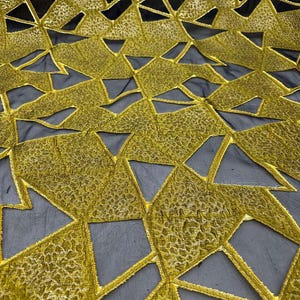Guldmetalliskt brokadtyg på metervara – 136 cm brett geometriskt, transparent organzatyg, texturerat material för aftonklänningar, coutureklänningar