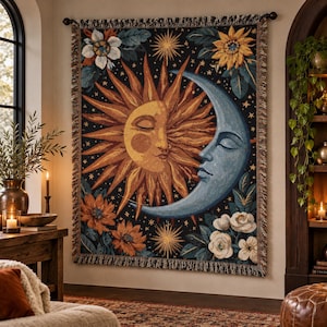 Peut inclure: Une tapisserie murale tissée rectangulaire présentant un motif central de soleil et de croissant de lune aux yeux fermés. Le fond noir est orné de fleurs jaunes, orange et blanches, de feuilles vertes et de petites étoiles, avec des franges.