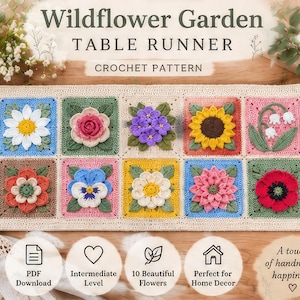 Può includere: Un runner da tavola rettangolare all'uncinetto con dieci pannelli quadrati, ognuno con un diverso motivo floreale tridimensionale in colori come rosso, giallo, rosa, blu e viola. Il testo recita Wildflower Garden TABLE RUNNER.