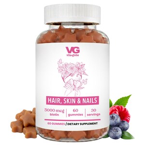 Puede incluir: Un frasco de pl&aacute;stico transparente con tapa blanca que contiene gomitas marrones en forma de estrella. La etiqueta muestra el texto VG vita-globe, HAIR, SKIN & NAILS, 5000 mcg biotin, 60 gummies, 30 servings y un dibujo lineal de una persona.