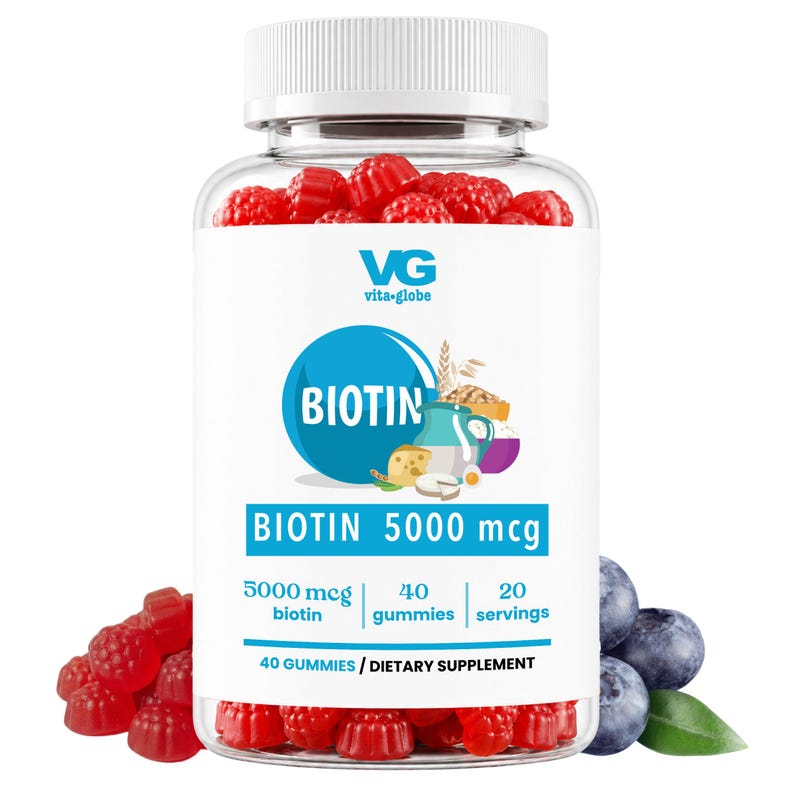 Puede incluir: Un frasco de pl&aacute;stico transparente con tapa blanca que contiene gomitas rojas con forma de baya. La etiqueta muestra el texto VG vita-globe, BIOTIN, BIOTIN 5000 mcg, 40 gummies, 20 servings. Se ven ilustraciones de productos l&aacute;cteos y granos.