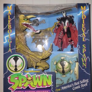Może przedstawiać: Zestaw figurek akcji Spawn w pudełku, zawierający Malebolgię i Medieval Spawn. Opakowanie zawiera napisy Malebolgia, Medieval Spawn, Spawn, Todd McFarlane's oraz from America's Best Selling Comic Book, wraz z etykietą ostrzegawczą.