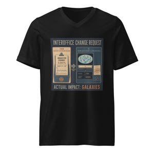 Op de afbeelding: Een zwart T-shirt met V-hals en een grafische print met de titel INTEROFFICE CHANGE REQUEST. Het ontwerp toont een klembord van de Quantum Fluctuations Division en een formulier van het Cosmic Background Calibration Office met de tekst ACTUAL IMPACT: GALAXIES.