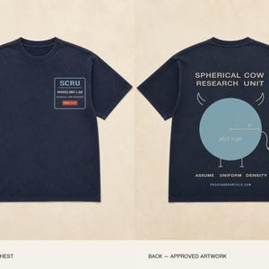 Peut inclure: Un t-shirt bleu marine à manches courtes. La poitrine avant gauche présente un logo rectangulaire avec le texte SCRU MODELING LAB SPHERICAL COW RESEARCH. Le dos affiche un grand cercle bleu clair avec des cornes, une queue et le texte SPHERICAL COW RESEARCH UNIT, p(r) = p0, ASSUME UNIFORM DENSITY, et PROGANDPARTICLE.COM.