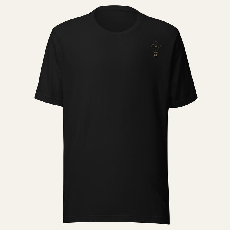 Pu&ograve; includere: Una t-shirt nera a maniche corte con un piccolo disegno a linee sottili di un fiore a quattro petali sulla parte superiore sinistra del petto. Sotto il fiore, il testo "HOSE 5:11" &egrave; stampato con un carattere semplice e chiaro. Girocollo classico.