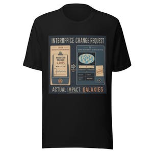 Op de afbeelding: Een zwart t-shirt met korte mouwen en een grafische print met de titel Interoffice Change Request. Het ontwerp toont een klembord met een wijzigingsverzoek van 0,001%, een kosmische achtergrondafbeelding en de tekst Actual Impact: Galaxies.