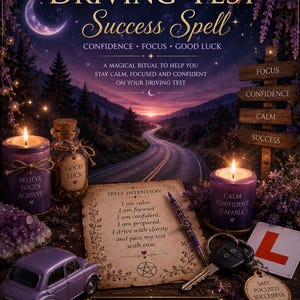 Op de afbeelding: Een Driving Test Success Spell set met twee paarse kaarsen met tekst, een glazen pot met het label Good Luck, perkamentpapier met geschreven intenties, een autosleutel, een speelgoedauto, een houten wegwijzer en een rood L-bord op een sterrenhemel.