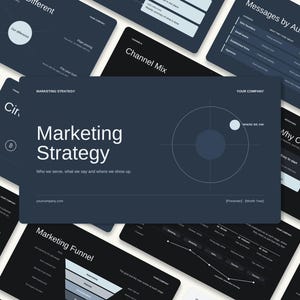 以下が含まれることがあります： Marketing Strategyというタイトル、Who we serve, what we say and where we show upというサブタイトル、白い点がある円形のターゲットグラフィック、Your Companyというテキストが記載された、濃い青色のマーケティング戦略プレゼンテーションスライド。