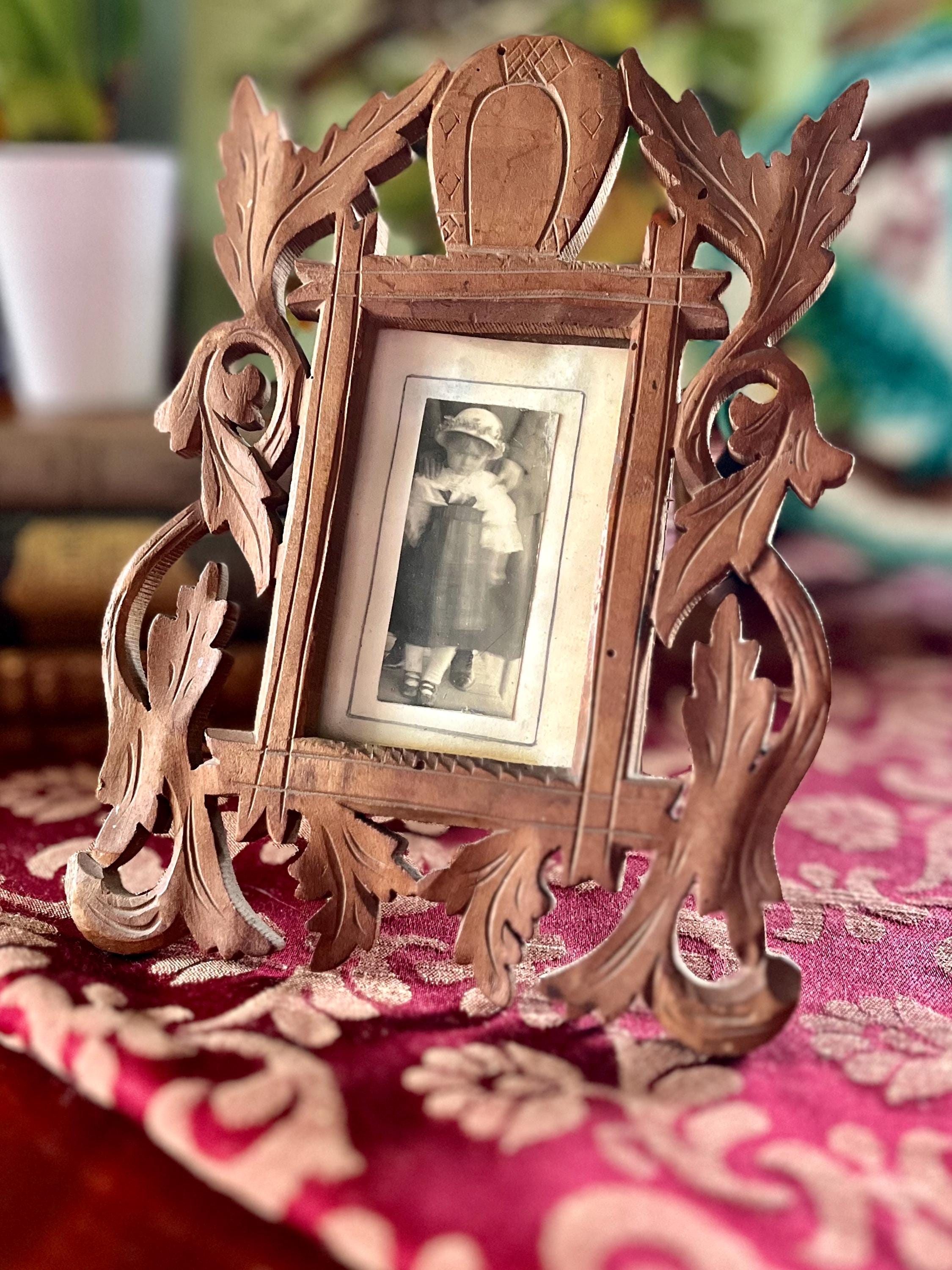 * antique flame ୨୧* オーバル型 かわいいアンティークフレーム Hand Carved Black Forest Picture Frame: Antique Victorian Good