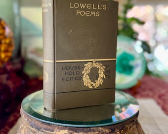 Op de afbeelding: Een vintage groen boek getiteld "Lowell's Poems" met gouden letters. Het boek is een "House Hold Edition" en heeft een gouden kransontwerp.