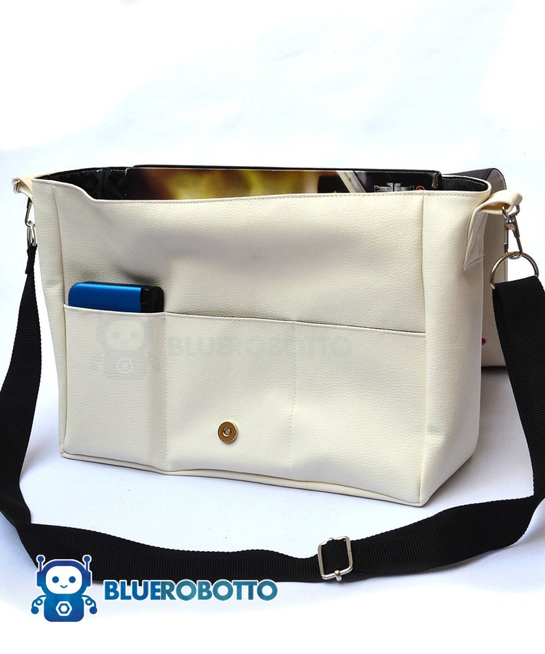 Crossing items messenger bag