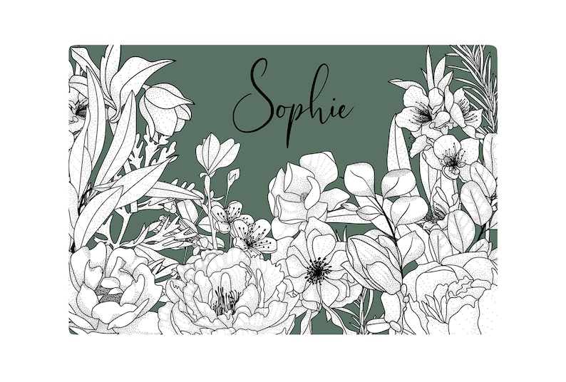Op de afbeelding: Een groene achtergrond met witte bloemillustraties en de naam "Sophie" in cursief.