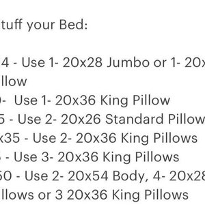 Puede incluir: Una gu&iacute;a sobre c&oacute;mo rellenar una cama seg&uacute;n su tama&ntilde;o. La gu&iacute;a enumera el tama&ntilde;o de la cama, las dimensiones en pulgadas y la cantidad y el tama&ntilde;o de las almohadas necesarias para rellenar la cama. Por ejemplo, una cama de tama&ntilde;o XS-18x24 requiere una almohada jumbo de 20x28 o una almohada queen de 20x30.